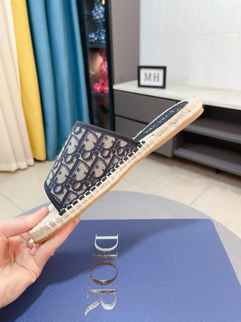 Men's men's shoes💰320🌸🌸High-end version. DIOR💁Men's slippers, high-end and upscale [strong][strong], compare quality at counters. The upper is hand-drawn, a combination of native hemp and raw rubber sole [strong][strong], breathable and non-slip outsole [rose][rose], breathable and comfortable lambskin lining, density 100% comfortable [gift][gift], original wear-resistant code number 38-44. Can be customized 45-46-47
